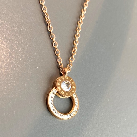 💟 SALE $10 💟 NWT Rose Gold Necklace!!! Stainless Steel !!! - Picture 3 of 8
